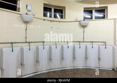 Reihe der Herren öffentliche Toilette Urinale. Stockfoto