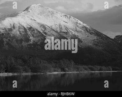 Die schneebedeckten Ullock Pike, beleuchtet von der untergehenden Sonne, Bassenthwaite Lake, Lake District National Park, Cumbria, England, Vereinigtes Königreich Stockfoto