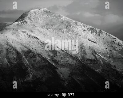 Die schneebedeckten Ullock Pike, beleuchtet von der untergehenden Sonne, Bassenthwaite Lake, Lake District National Park, Cumbria, England, Vereinigtes Königreich Stockfoto