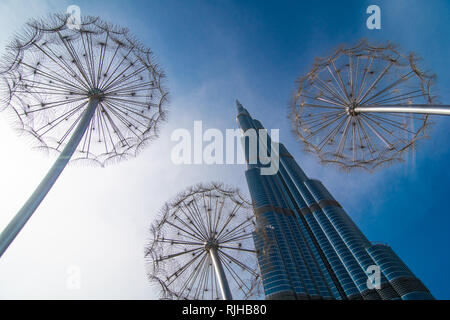 Blick auf Burj Khalifa aus dem urbanen Raum in Dubai Marina Stockfoto