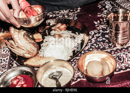 Eine traditionelle erste feste Nahrung thali Gericht von "Annaprashana vidhi, Annaprasan' bedeutet 'Nahrung füttern' oder 'Essen'. Bengali Ritual, das ist ein Stockfoto