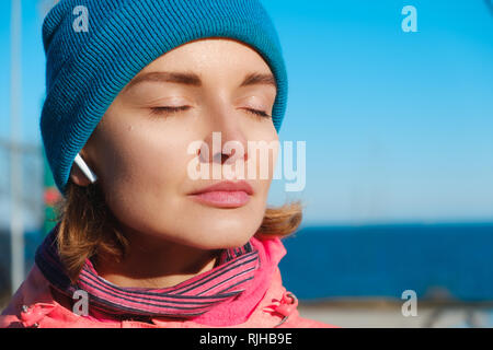 Nahaufnahme, Porträt einer selbstbewusste Frau am Meer Musik im Kopfhörer Stockfoto