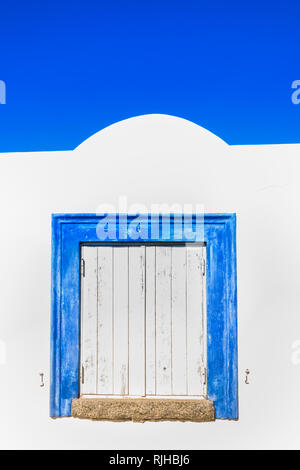 Historische algarve Architektur Gebäude mit blauen gerahmten Fenster Stockfoto