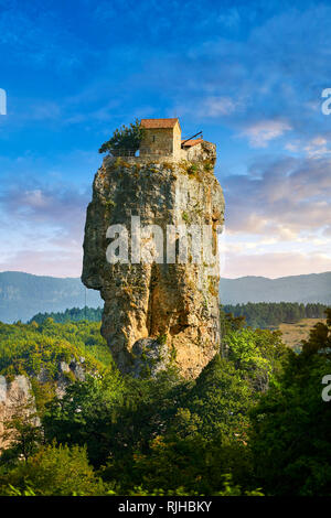 Bild-und-Bild von Katskhi Säule georgisch-orthodoxen Kirche auf einer 40 m (130 ft) natürlichen Kalkfelsen Säule in der Nähe von Chiatura, Imereti Region, Georgien (Co Stockfoto