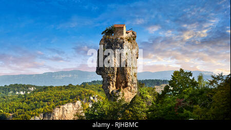 Bild-und-Bild von Katskhi Säule georgisch-orthodoxen Kirche auf einer 40 m (130 ft) natürlichen Kalkfelsen Säule in der Nähe von Chiatura, Imereti Region, Georgien (Co Stockfoto