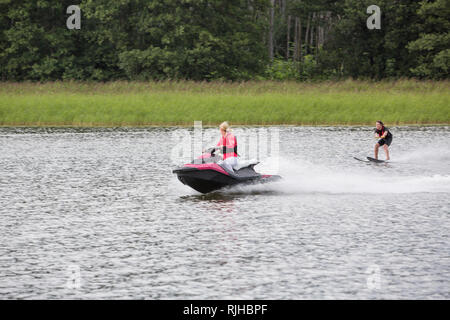 Jet ski ziehen Wasser Skifahrer Stockfoto