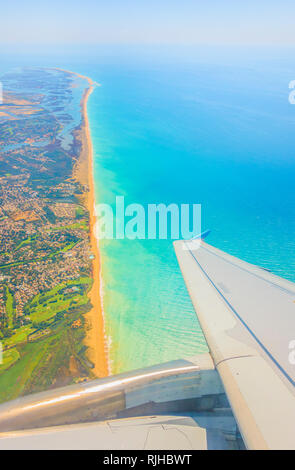 Küste der Algarve von Flugzeugen Fenster gesehen Stockfoto