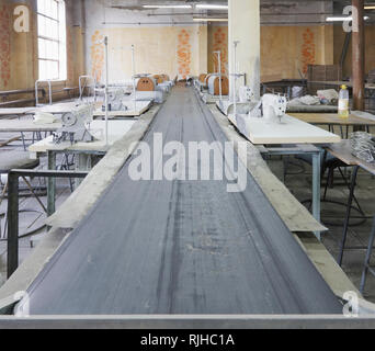 Transportband in der Textilfabrik Stockfoto