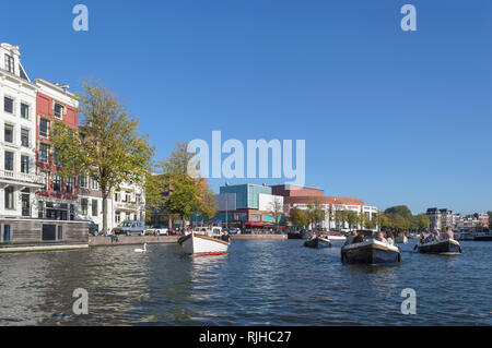 Amsterdam, Niederlande, 10. Oktober 2018: Boote mit Menschen am Fluss Amstel genießen segeln an sonnigen Oktober Tag Stockfoto