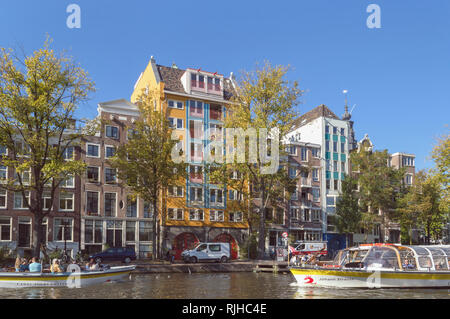 Amsterdam, Niederlande, 10. Oktober 2018: Canal Tours in Amsterdam, mit Stadtbild auf Hintergrund Stockfoto