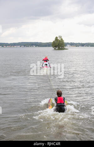 Jet ski ziehen Wasser Skifahrer Stockfoto