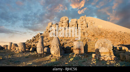 Statue Köpfe bei Sonnenuntergang, von rechts, Löwe, Adler, Herekles, Apollo, Zeus, Kommagene, Antiochos, & Adler,, Ost Terrasse, Berg Nemrut oder Nemrud Dagi Stockfoto