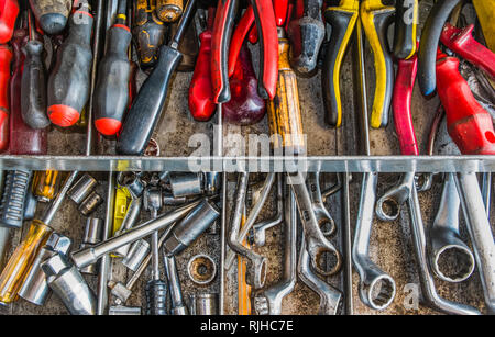 Alte, gebrauchte Werkzeuge in einem Werkzeugkasten Stockfoto