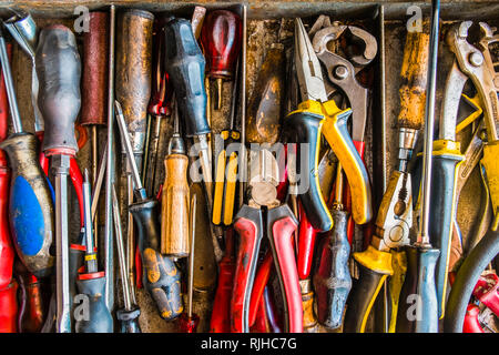 Alte, gebrauchte Werkzeuge in einem Werkzeugkasten Stockfoto