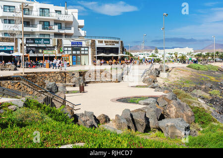 COSTA TEGUISE, LANZAROTE - 27. Dezember 2018. Cafés und Geschäfte in Las Cucharas Strand, Lanzarote, Kanarische Inseln Stockfoto