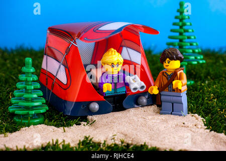 Tambow, Russische Föderation - Oktober 31, 2018 Zwei touristische Lego Minifiguren in der Nähe ihrer Hütte. Close-up. Stockfoto