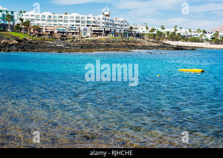 COSTA TEGUISE, LANZAROTE - 27. Dezember 2018. Las Cucharas Strand, Lanzarote, Kanarische Inseln. Blick auf das Meer, Sandstrand, selektiven Fokus Stockfoto