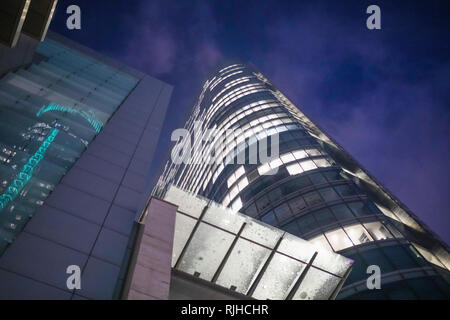 Warszawa/Polen - Nacht Ampel und das Stadtbild. Wolkenkratzer, moderne Architektur in Warschau. Stockfoto