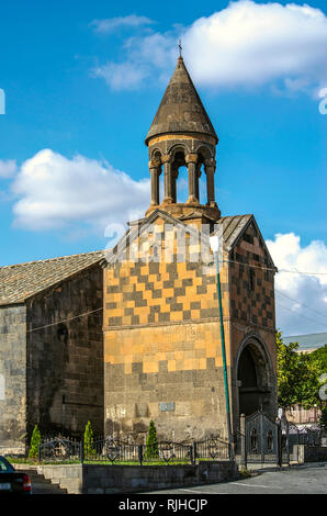 Frei stehende Glockenturm mit Regenschirm Kuppel, in der Nähe der Kirche der Heiligen Jungfrau in der Ortschaft Städte in Armenien Stockfoto