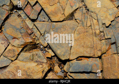 Risse und Spalten in eine exponierte shale Felsen schöne und reich strukturierte Bilder erstellen. Stockfoto