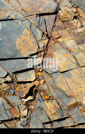 Risse und Spalten in eine exponierte shale Felsen schöne und reich strukturierte Bilder erstellen. Stockfoto