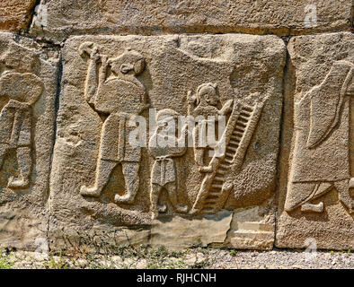 Fotos & Bilder hethitischen Reliefs gemeißelt orthostat Panels der Sphinx Tor. Panel zeigt Jongleure. Alaca Hoyuk (alacahoyuk) Hethiter archäologische Stockfoto