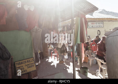 Tsomgo See, Gangtok, Sikkim, 26. Dezember 2018: die Aussicht auf ein warmes Kleid Shop auf dem Weg nach Changu See. Tis ist ein beliebter Ort whereater Touristische p Stockfoto