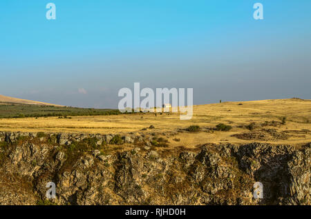 Fuße des Berges Aragats mit vergilbten Felder und Obstgärten über dem kasakh River Canyon in der Nähe von Ashtarak Stadt Stockfoto