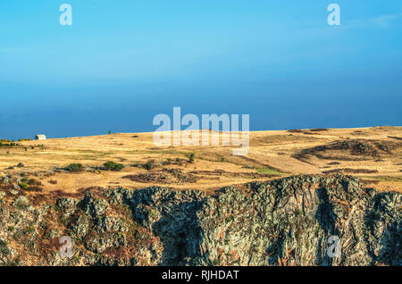 Plateau ist mit vergilbten trockenes Gras am Fuße des Berges Aragats und der Schlucht des Kasakh Flusses, in der Nähe von Ashtarak Stadt Stockfoto