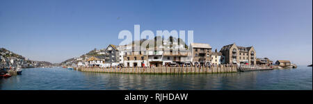 Looe, Stadt am Meer im Südosten von Cornwall UK in einem Panoramabild Stockfoto