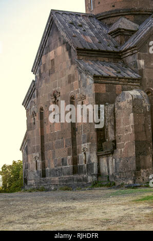 Herbst am Abend Blick von hinten auf das Kloster Saghmosavank und steht am Rande des Abgrunds in der Nähe der Stadt Ashtarak Stockfoto