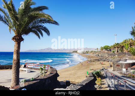 PUERTO DEL CARMEN, LANZAROTE - 23. Dezember 2018. Strand von Puerto del Carmen auf Lanzarote, Kanarische Inseln, Spanien. blaues Meer, Palmen, selektiven Fokus Stockfoto