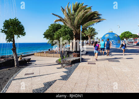 PUERTO DEL CARMEN, LANZAROTE - 23. Dezember 2018. Strand von Puerto del Carmen auf Lanzarote, Kanarische Inseln, Spanien. blaues Meer, Palmen, selektiven Fokus Stockfoto