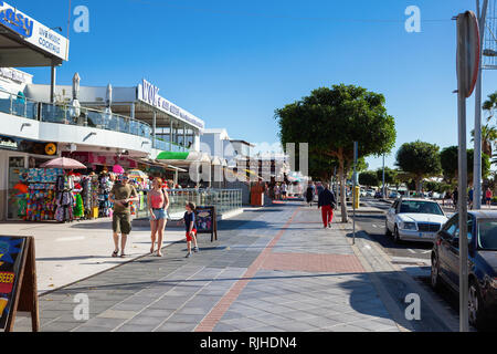 PUERTO DEL CARMEN, LANZAROTE - 23. Dezember 2018. Geschäfte und Menschen in Puerto del Carmen auf Lanzarote, Kanarische Inseln, Spanien, selektiven Fokus Stockfoto