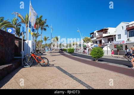 PUERTO DEL CARMEN, LANZAROTE - 23. Dezember 2018. Geschäfte und Menschen in Puerto del Carmen auf Lanzarote, Kanarische Inseln, Spanien, selektiven Fokus Stockfoto