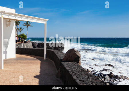 PUERTO DEL CARMEN, LANZAROTE - 23. Dezember 2018. Touristeninformation in Puerto del Carmen, selektiven Fokus Stockfoto