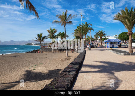 PUERTO DEL CARMEN, LANZAROTE - 23. Dezember 2018. Strand, blaues Meer, Palmen, selektiven Fokus Stockfoto