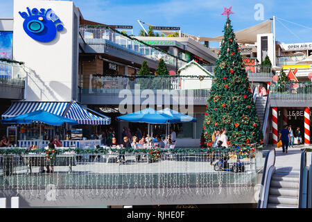 PUERTO DEL CARMEN, LANZAROTE - 23. Dezember 2018. Geschäfte und Menschen in Biosfera shopping Center in Puerto del Carmen auf Lanzarote, Kanarische Inseln, Spanien Stockfoto