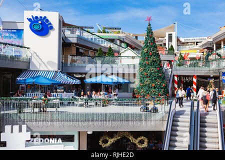 PUERTO DEL CARMEN, LANZAROTE - 23. Dezember 2018. Geschäfte und Menschen in Biosfera shopping Center in Puerto del Carmen auf Lanzarote, Kanarische Inseln, Spanien Stockfoto