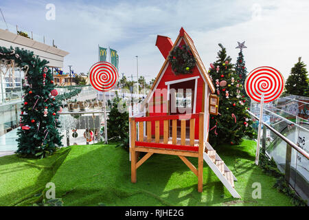 PUERTO DEL CARMEN, LANZAROTE - 23. Dezember 2018. Geschäfte und Menschen in Biosfera shopping Center in Puerto del Carmen auf Lanzarote, Kanarische Inseln, Spanien Stockfoto