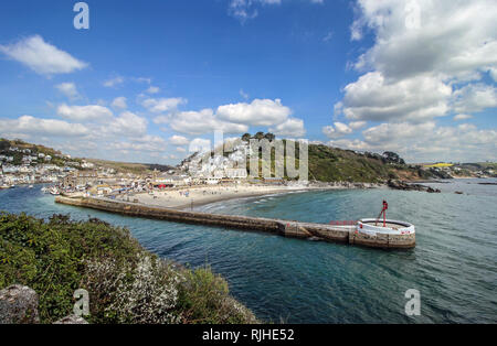 Banjo Pier zwischen dem Strand und dem Fluss bei East Looe, vom hohen Aussichtspunkt bei Hannafore aus gesehen. Stockfoto