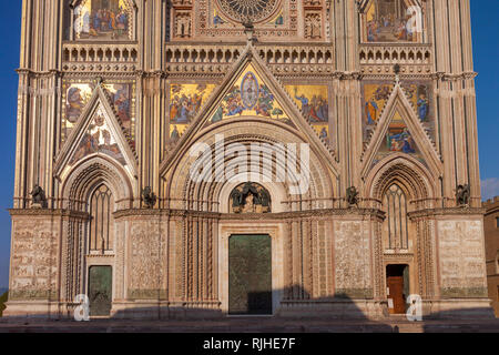 Fassade der Dom von Orvieto, Orvieto, Umbrien, Italien Stockfoto