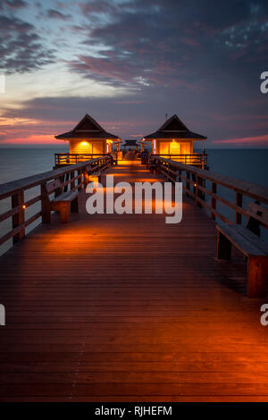 Dämmerung über dem Golf von Mexiko am Naples Pier entlang der Florida Gulf Coast, Naples, Florida, USA Stockfoto