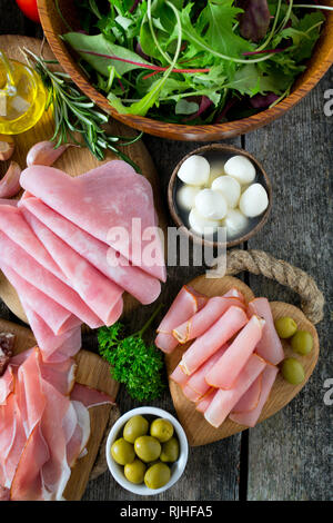 Antipasti Teller auf Holz- Oberfläche Stockfoto