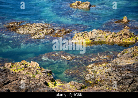 Felsvorsprung, die Klarheit des Meeres auf der Alderney Küste in der nähe von Roselle Point. Stockfoto