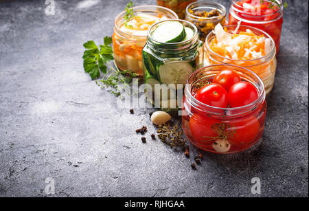 Fermentierter Lebensmittel. Konservierte Gemüse in Gläsern Stockfoto