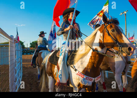 Rodeo Unterhaltung Die Lone Star Cowgirls mit Stolz und Patriotismus Stockfoto