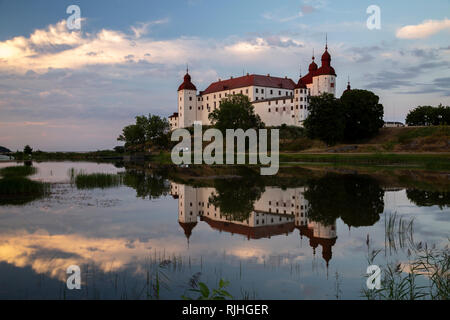 Abend geschossen von Lacko schloss mit Reflexion im Spiegel wie Wasser des Sees Vanern, Lidköping, Schweden Stockfoto