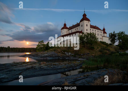 Lange Exposition von lacko Schloss am Abend bei Vollmond über den See Vanern, Lidköping, Schweden steigende Stockfoto