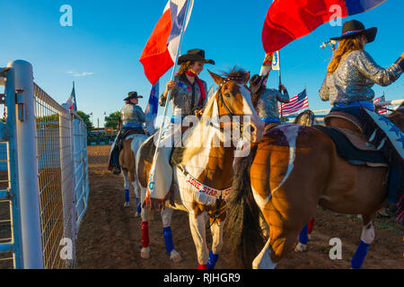 Rodeo Unterhaltung Die Lone Star Cowgirls mit Stolz und Patriotismus Stockfoto